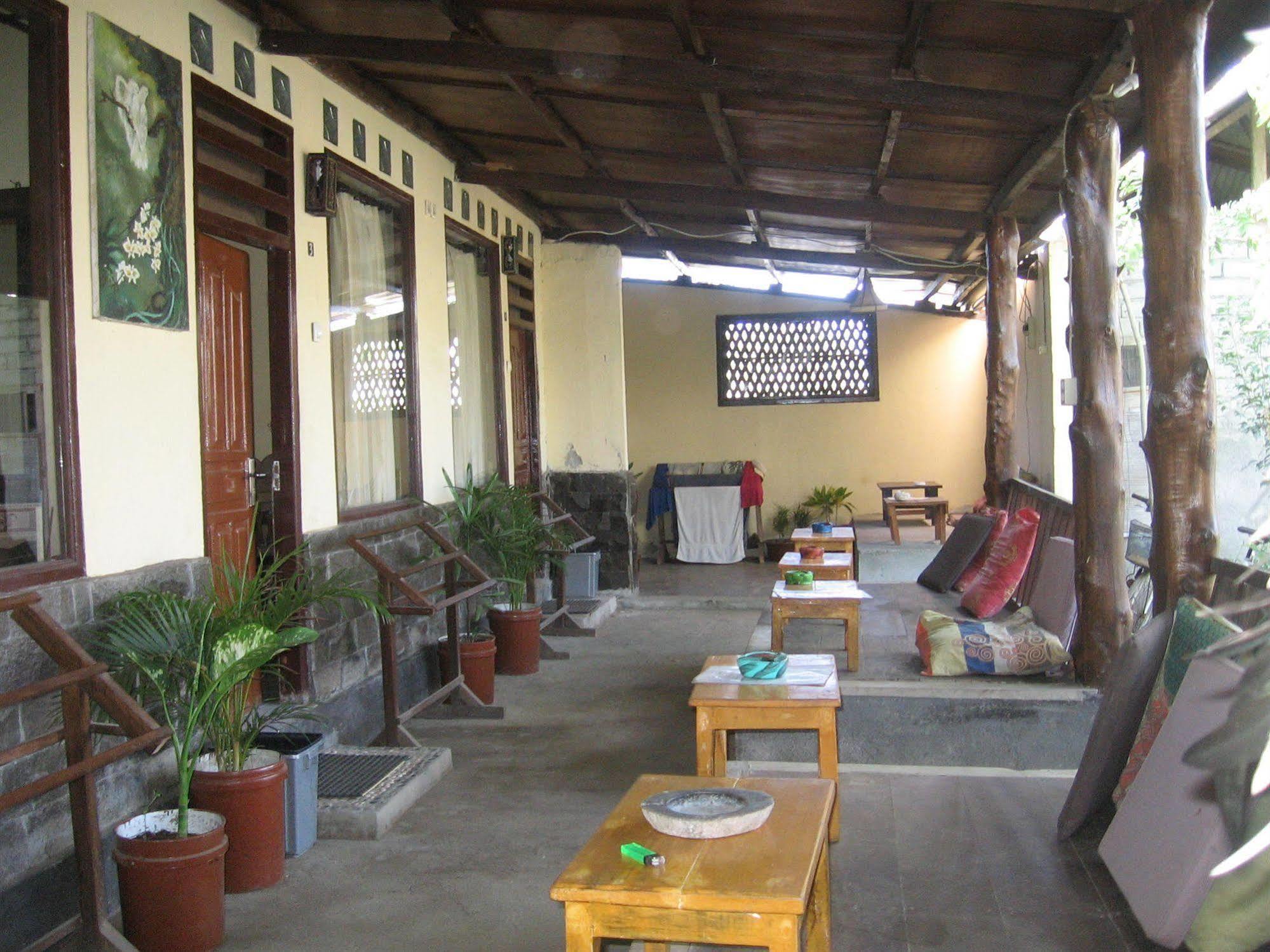 Dua Nina Homestay Gili Trawangan Exterior photo