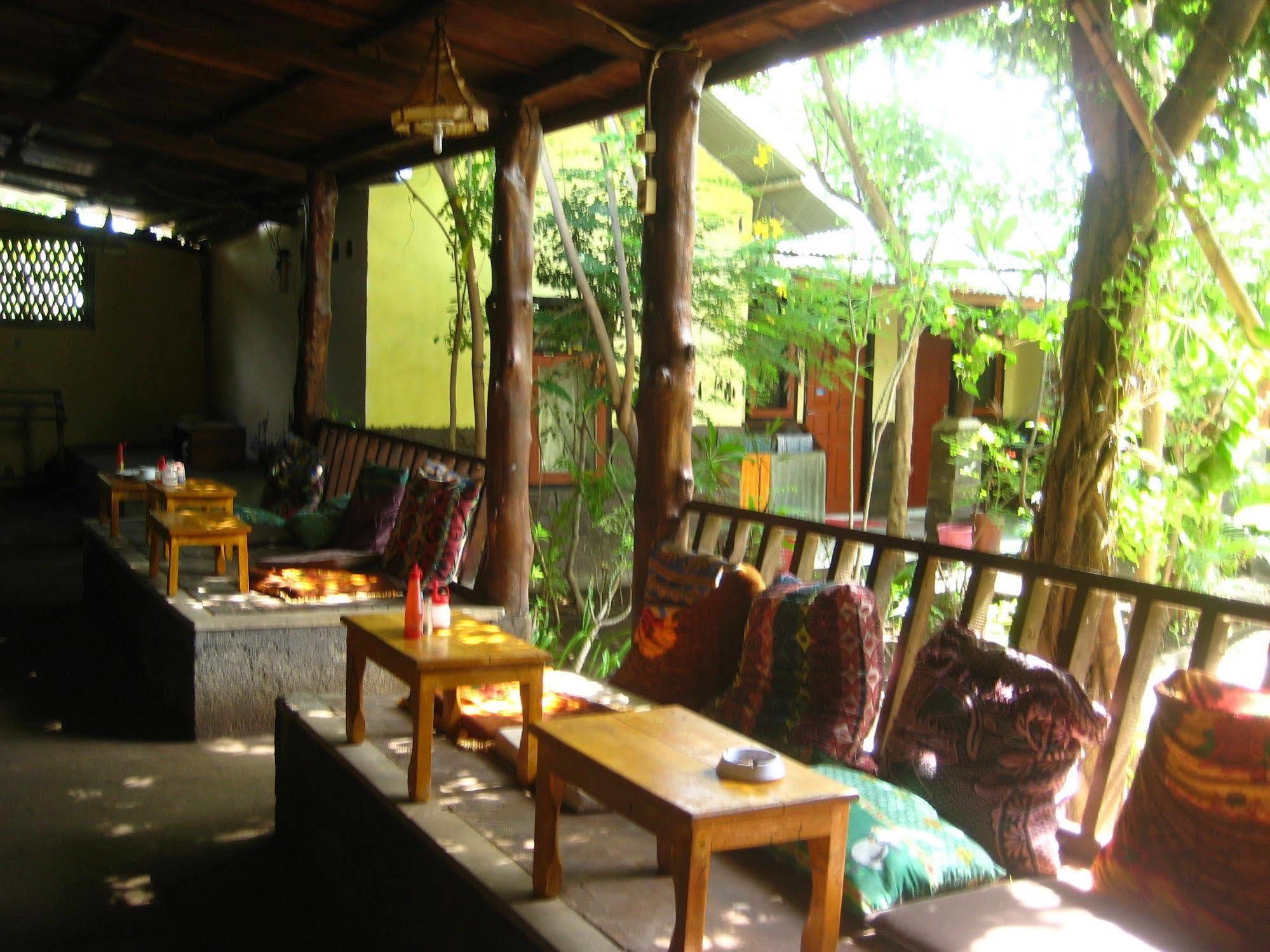 Dua Nina Homestay Gili Trawangan Exterior photo